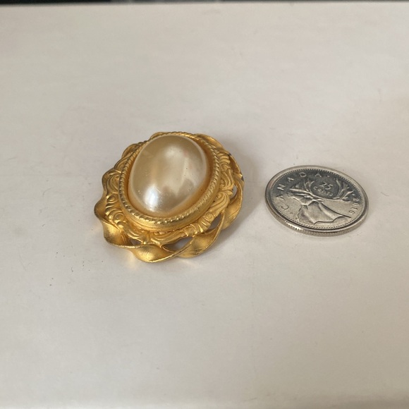 Vintage goldtone faux pearl Brooch - Picture 7 of 8